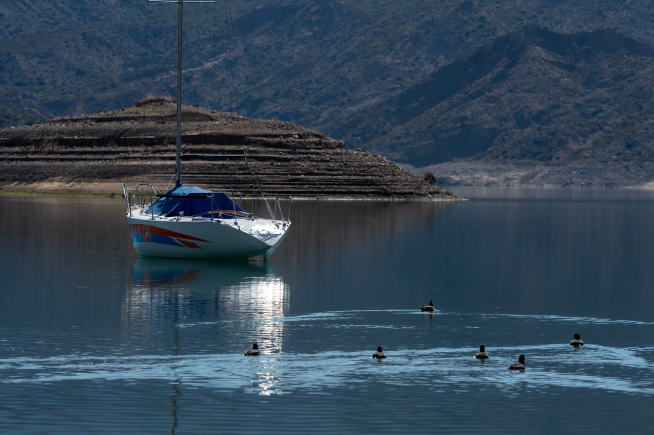 Crisis Hídrica
El Dique Potrerillos se encuentra en los niveles más bajos de su historia.Mendoza tendrá en el próximo verano el menor caudal de agua de los últimos 30 años.

Foto: Ignacio Blanco / Los Andes   