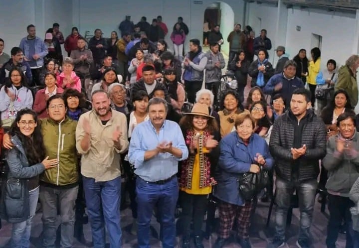 Candidatos y militantes del frente "Jujuy tiene futuro" acompañando a Rodolfo Tecchi, Magda Chque Vilca y José Simón.