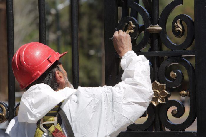 Trabajos de restauración en los portones del parque San Martín en Mendoza. 