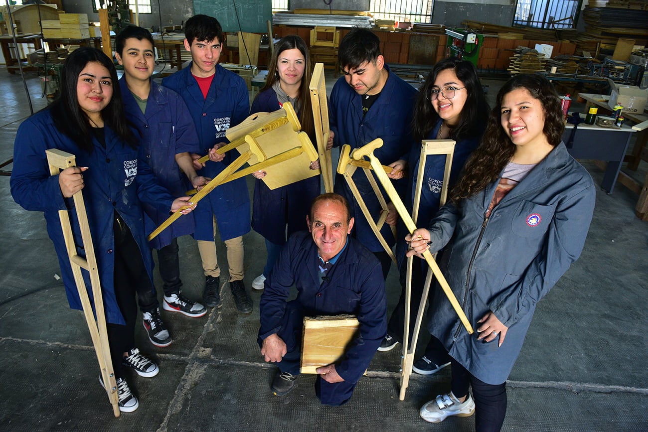 Miguel, Anita e integrantes de la Reserva San Martín. Muletas. Colegio técnico. Historia de Héroes y Heroínas. (José Gabriel Hernández / La Voz)