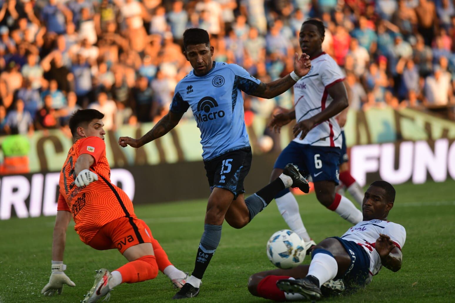 Belgrano y San Lorenzo, en duelo por la segunda fecha de la Copa de la Liga, en Alberdi. (Javier Ferreyra / La Voz)