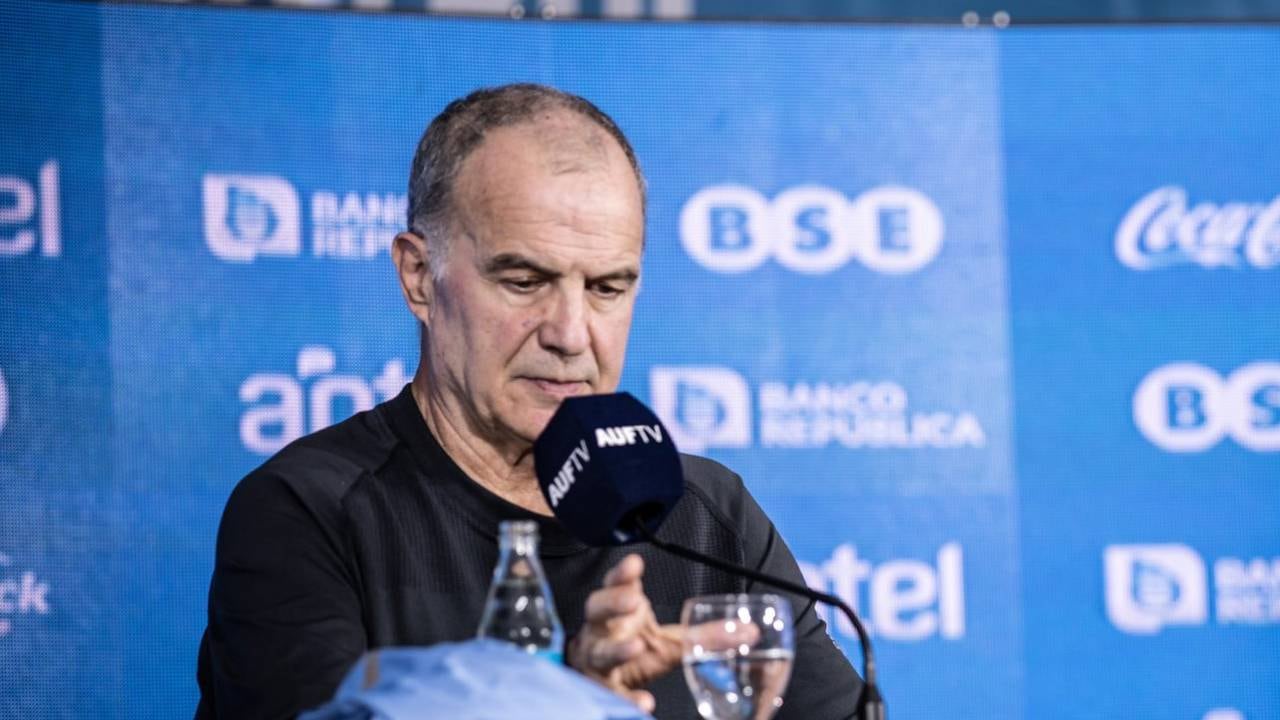 Marcelo Bielsa confirmó la lista de convocados de Uruguay, con Suárez, pero sin Cavani.