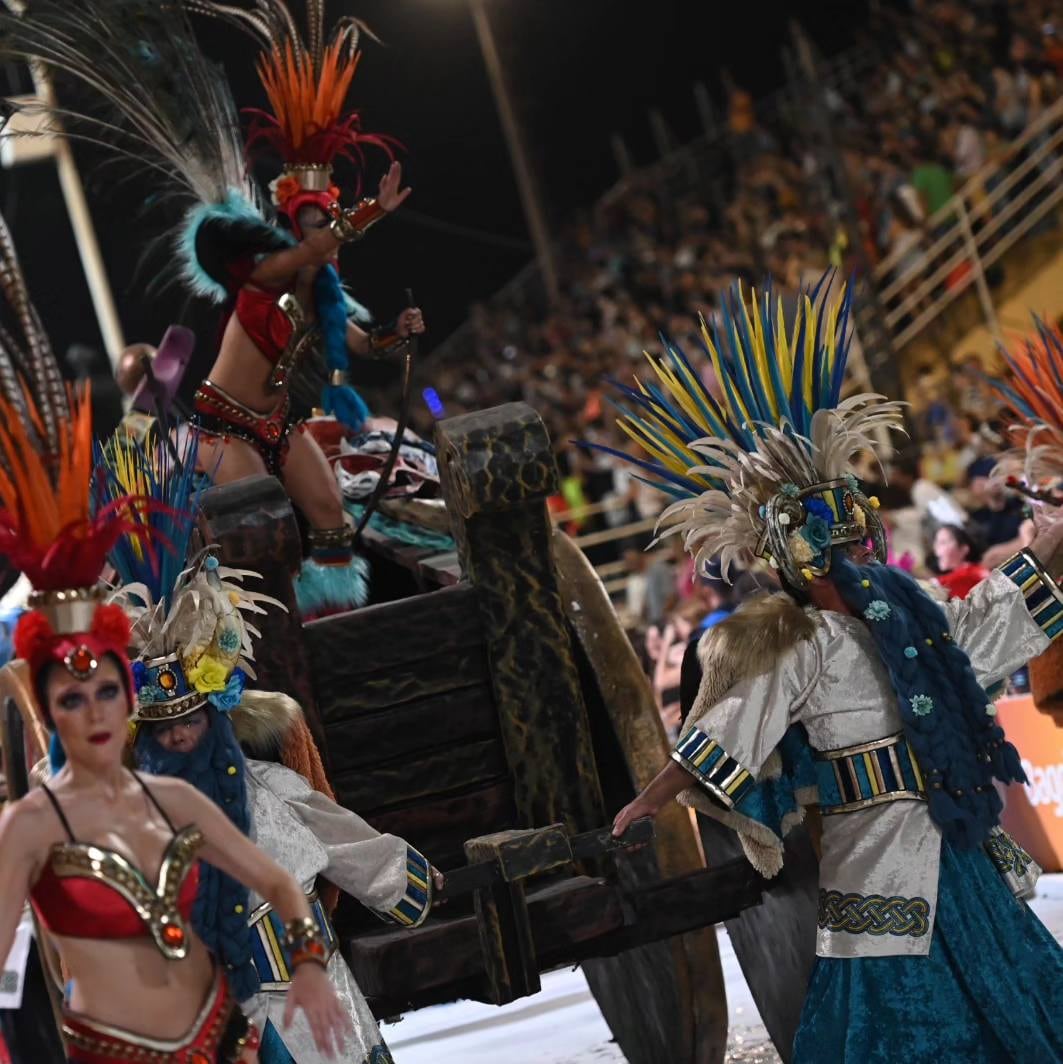 Comparsa Papelitos en Carnaval del País 2024.