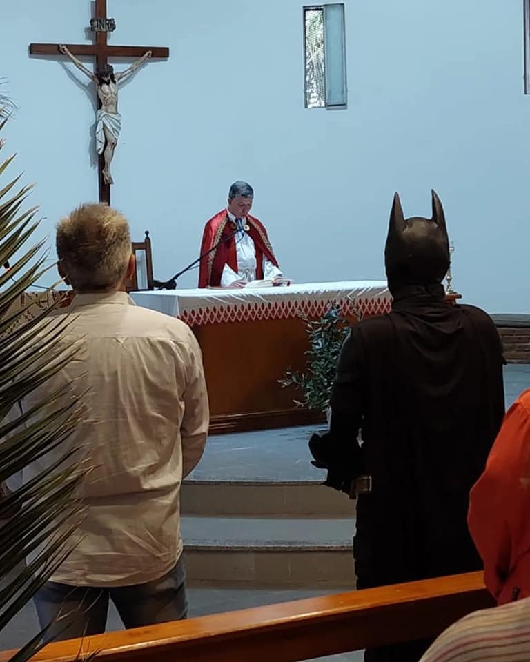 Así fue la misa de presentación y despedida del Batman solidario de La Plata.