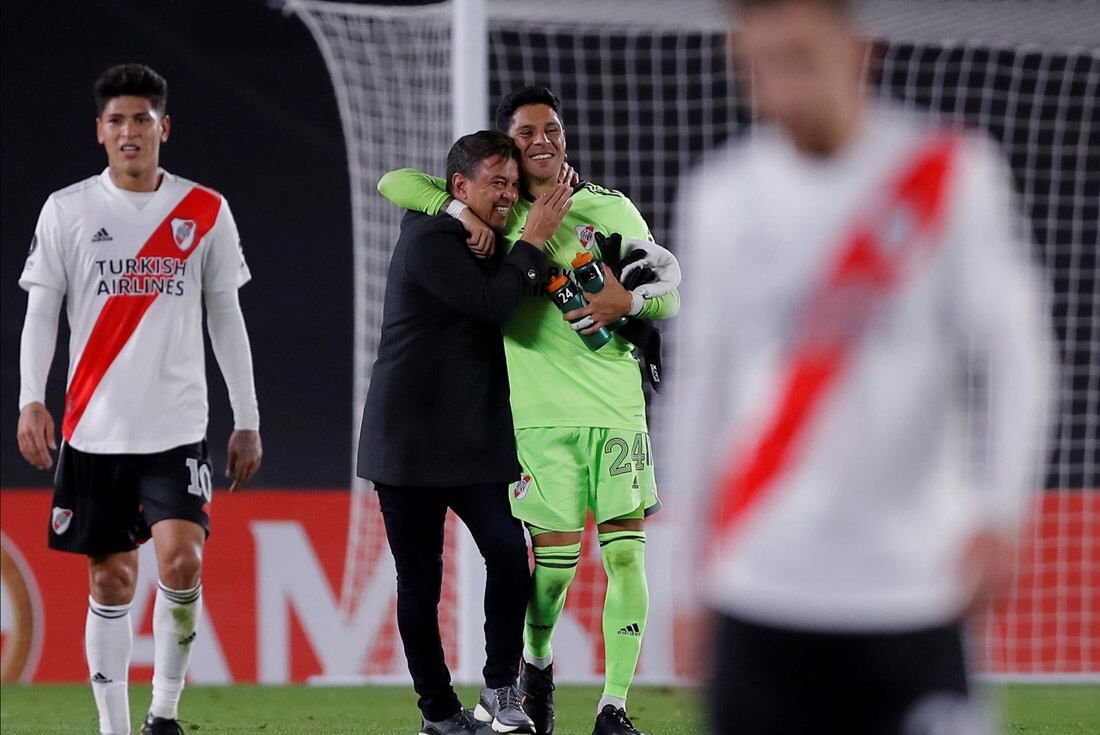 Marcelo Gallardo, el entrenador de River, entró a la cancha a felicitar a su arquero jugador Enzo Pérez tras la victoria por 2-1 ante Santa Fe de Colombia. (AP)