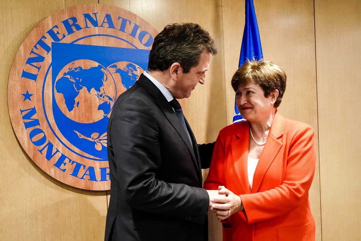 Sergio Massa y Kristalina Georgieva, titular del FMI. Según el FMI, el Gobierno deberá ampliar su margen de financiamiento.