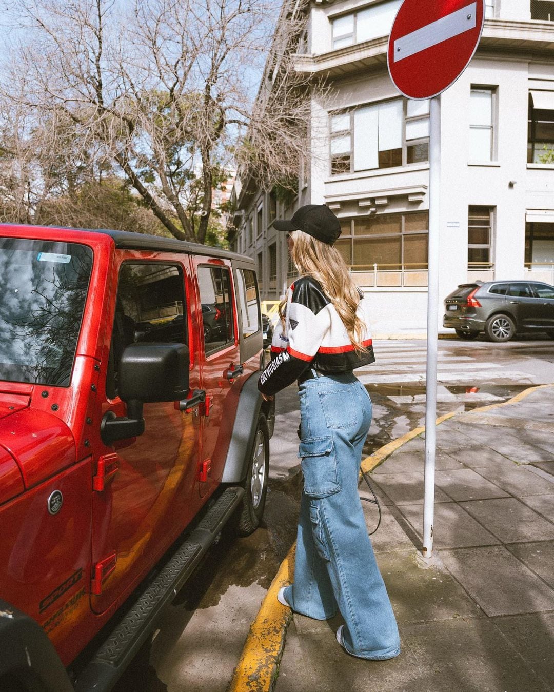 Top negro y pantalón cargo: el look canchero de Romina Malaspina