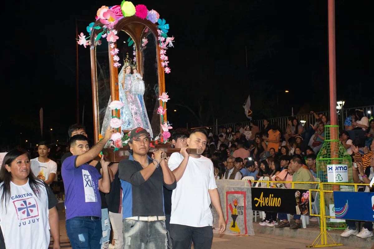 Acompañando a los estudiantes de Jujuy en su celebración, la imagen sagrada de Nuestra Señora del Rosario de Río Blanco y Paypaya fue llevada en andas por el circuito de desfile de las carrozas.