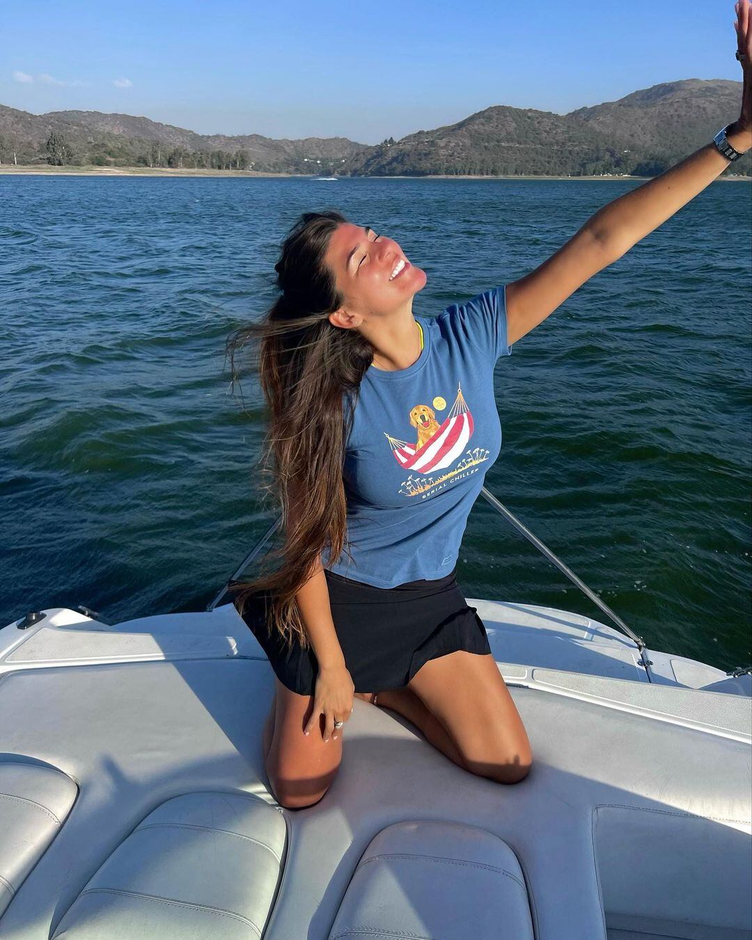 Loly Antoniale inauguró el verano en una lancha y con amigas.