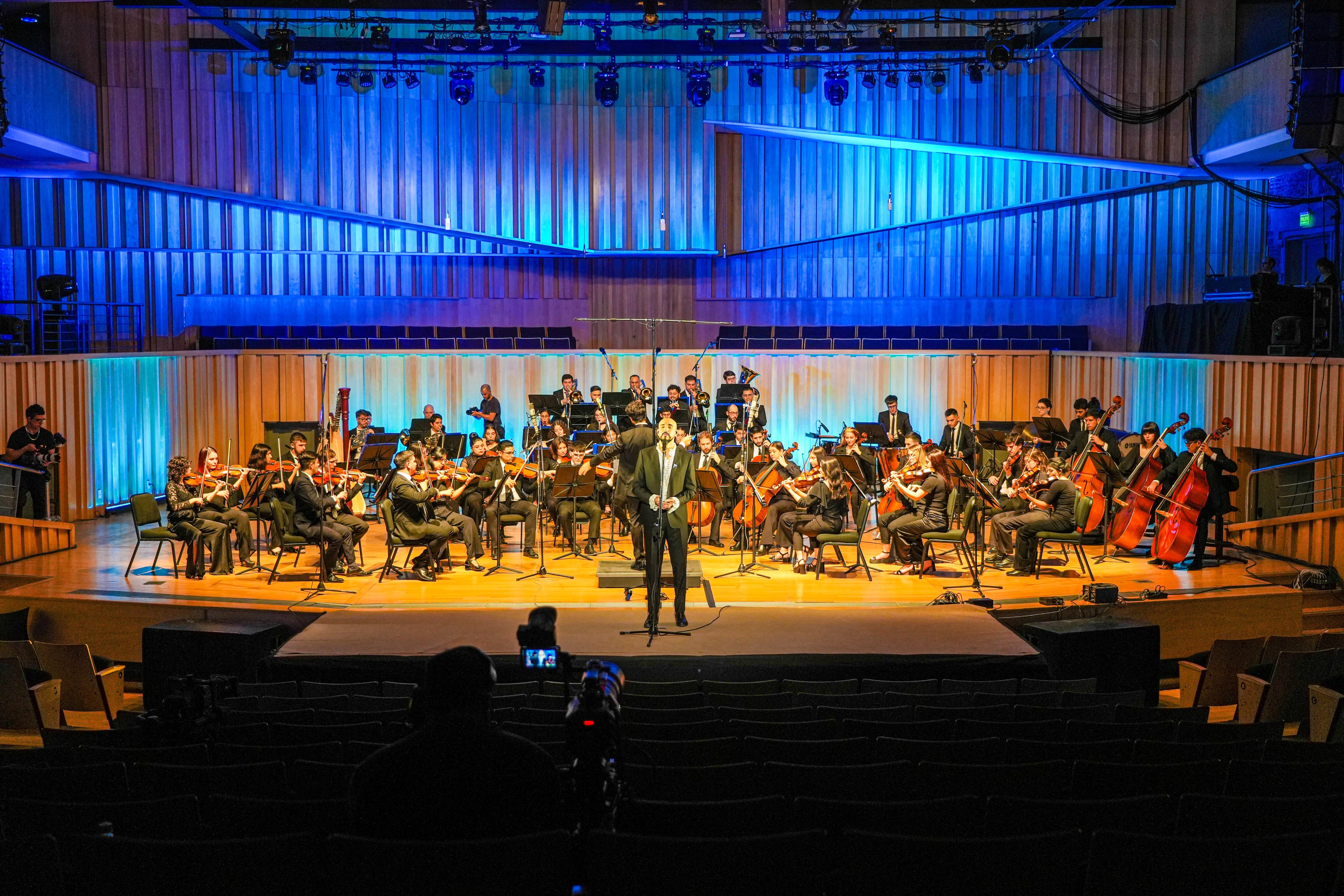 Abel Pintos presenta "Alta en el cielo".