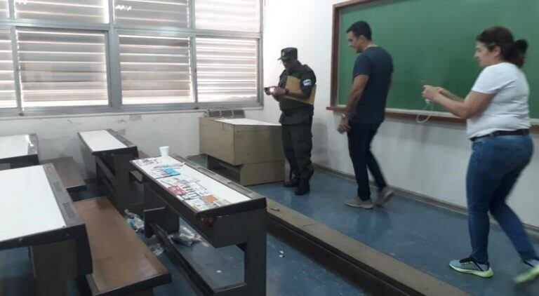 Un cordobés defecó en el cuarto oscuro en la Facultad de Ciencias Económicas de la UNC.