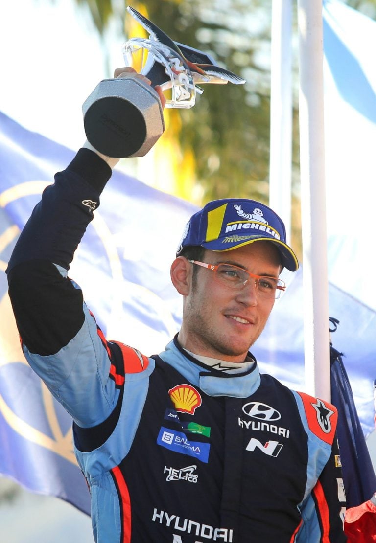 Thierry Neuville de Bélgica lo volvió a hacer como en 2017 y ganó el Rally Mundial de la Argentina este domingo. (AP