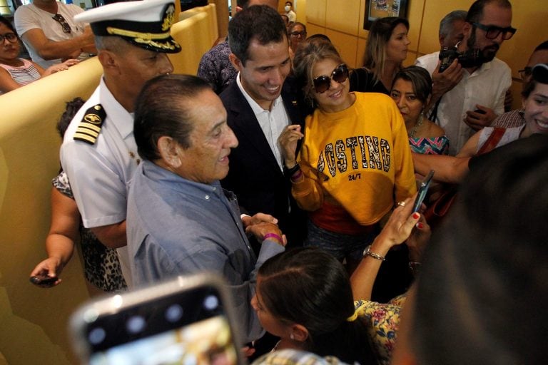 Juan Guaidó posando junto a seguidores antes de salir de Salinas, Ecuador (REUTER)