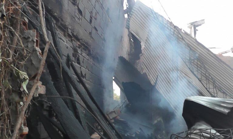 El incendio se propagó por un condominio de Funes donde vivían diez familias. (Captura de pantalla)