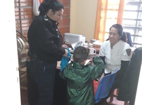 Posadas: menor abandonado en el Barrio Fátima de Posadas, atendido por personal de la Comisaría de la Mujer. (Foto de la Policía de Misiones)