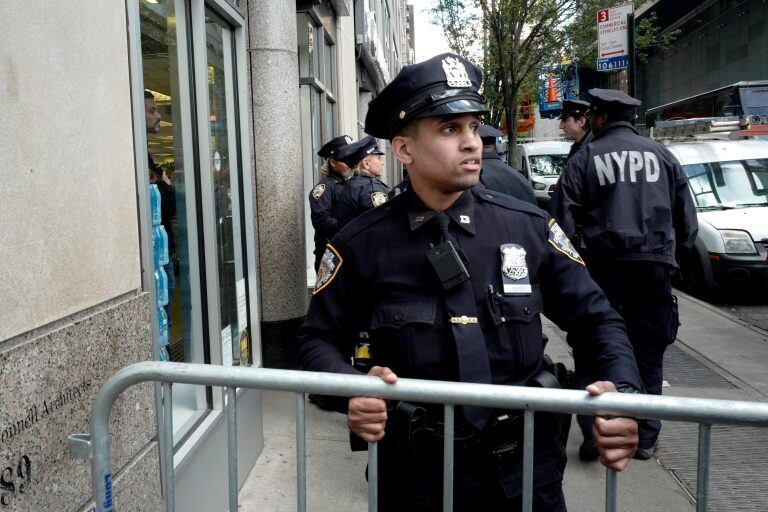 Efectivos de la Policía de Nueva York, en la zona del Time Warner Center. Foto: BLOOMBERG.