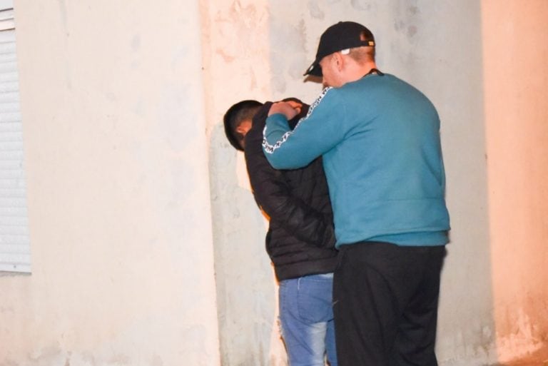 Detuvieron a los dos delincuentes que escaparon en el asalto de la distribuidora. Foto: El Diario de la República.