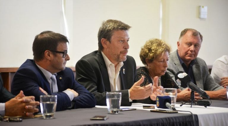 Al centro, Oscar Alpa, rector de la Universidad (Vía Santa Rosa)