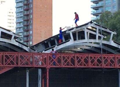 Chico disfrazado del hombre araña cayó del techo de un galpón