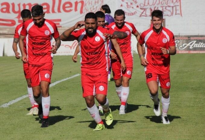 Maximiliano Herrera fue el autor del gol con el cual Huracán Las Heras derrotó a Estudiantes de San Luis.