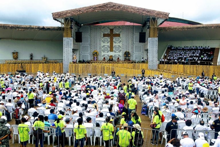 El papa Francisco partió hoy en un avión con su comitiva oficial hacia la ciudad selvática de Puerto Maldonado, al sureste de Perú, donde se reunirá con las comunidades nativas amazónicas. EFE/Luis Iparraguirre/AGENCIA ANDINA/