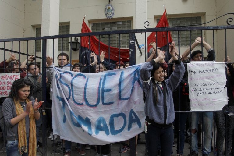 DYN202, BUENOS AIRES 18/10/2016, ALUMNOS DE LA ESCUELA  SUPERIOR “ANTONIO MENTRUYT” DE BENFIELD TOMAN ESTA MAÑANA EL EDIFICIO EN RECHAZO LA EVALUACIÓN DISPUESTA POR EL MINISTERIO DE EDUCACIÓN “APRENDER 2016”. FOTO: DYN/ALBERTO RAGGIO.