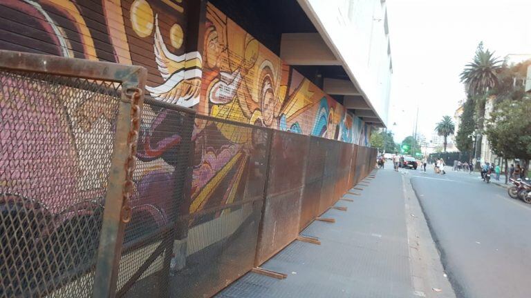 El mural del Colegio del Huerto, sobre la calle San Martín, fue protegido con un vallado, lo mismo que el frente de la Iglesia Catedral.