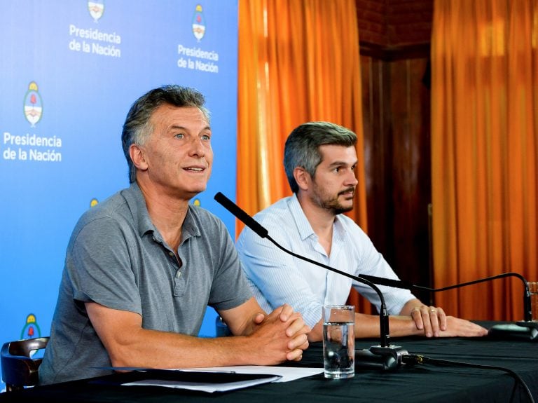 BAS102. BUENOS AIRES (ARGENTINA), 16/02/2018. Fotografía cedida por la presidencia del Gobierno argentino que muestra al presidente de Argentina, Mauricio Macri (i), mientras habla junto al jefe del gabinete de Ministros argentinos, Marcos Peña (d), durante una rueda de prensa hoy, viernes 16 de febrero de 2018, en Buenos Aires (Argentina). Macri defendió encarar con "honestidad y seriedad" las acusaciones por corrupción que reciban miembros de su Gobierno, como el subsecretario general de Presidencia, Valentín Díaz, quien según un diario español ocultó 1,2 millones de dólares en Andorra. EFE/Cortesía Presidencia Argentina/SOLO USO EDITORIAL/NO VENTAS