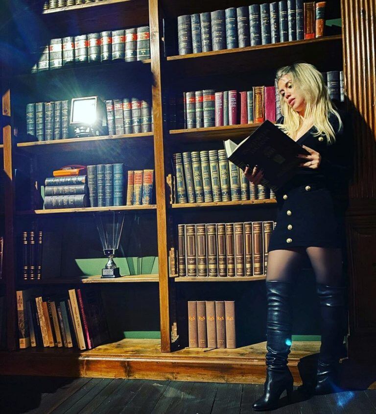 Wanda Nara publicó una foto junto a una biblioteca con un llamativo mensaje (Foto: Instagram/ @wanda_icardi)