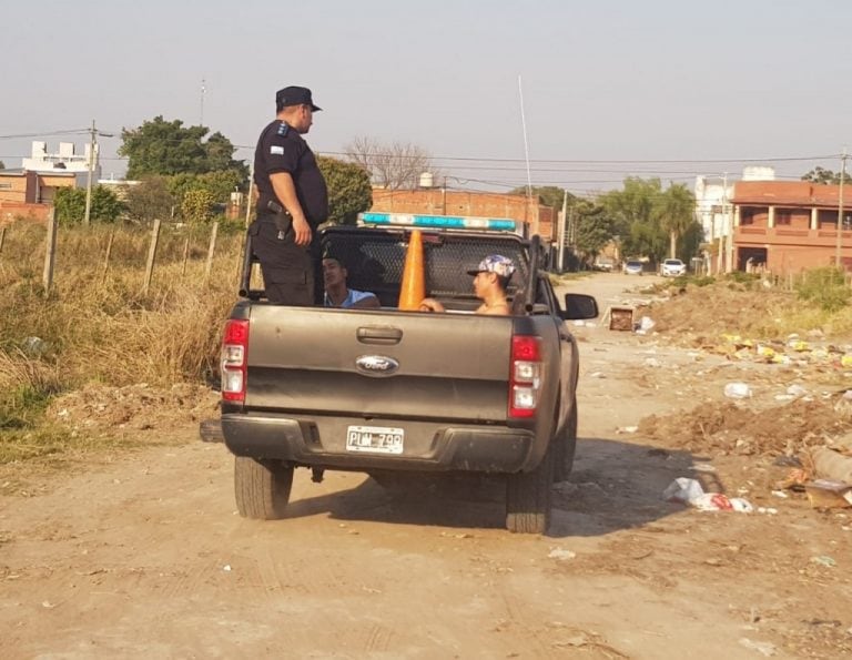 Operativo policial dejó 25 demorados y un detenido.