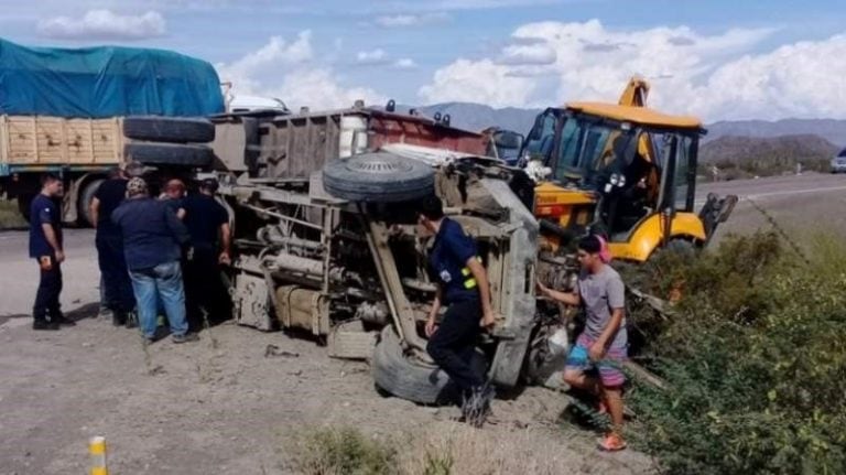 Así de destruido quedó el camión municipal.