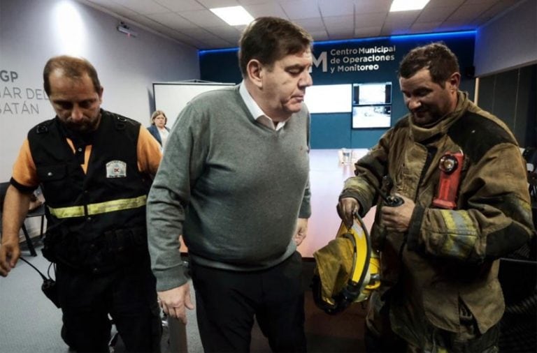 Rodrigo Goncalves (Jefe de Defensa Civil), el intendente Guillermo Montenegro y el Jefe del Cuartel de Bomberos, Alberto Gabba (Foto: Prensa MGP)