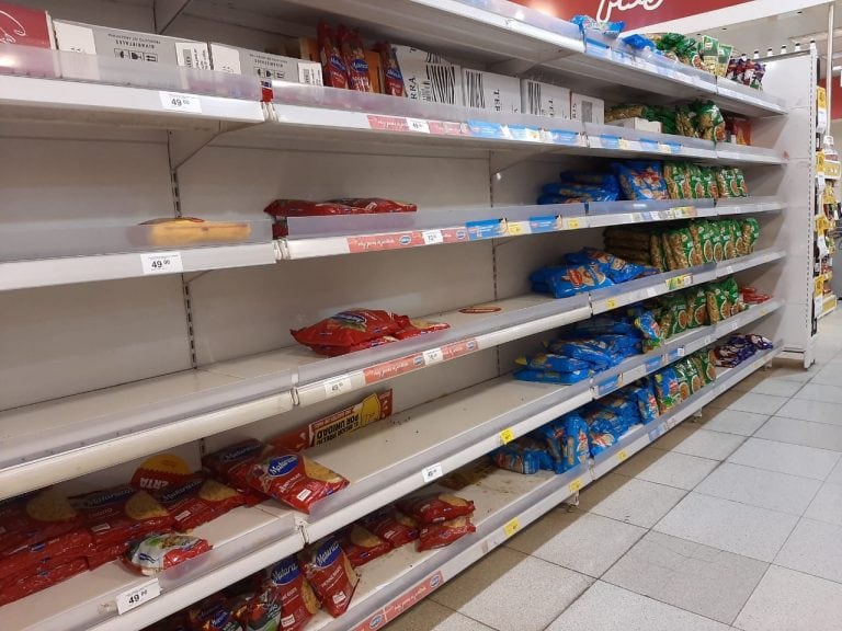 El lunes, la gente corrió a buscar productos de limpieza y alimentos que pusieran stockear