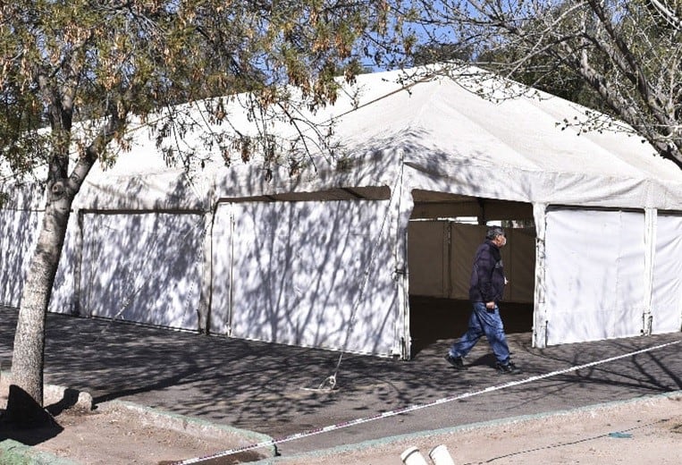 Carpas sanitarias en la playa de estacionamiento del hospital El Carmen, Mendoza.