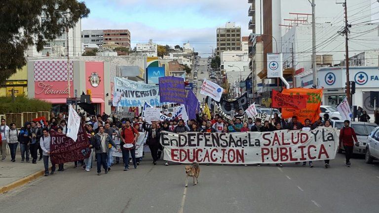 Universitarios marchando.