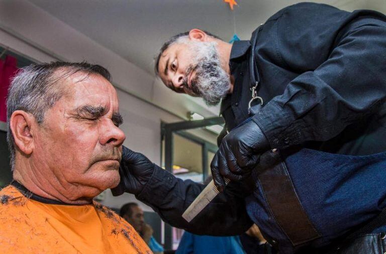 Los estudiantes de barbería y peluquería de Studio 86. escuela de emprendedores, les cortaron el pelo y embellecieron a los abuelos del Padre Lamónaca.