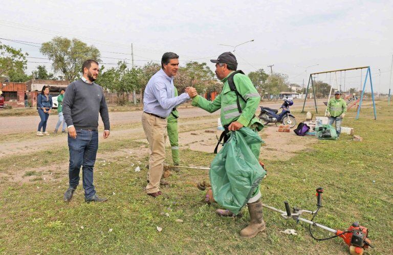 El intendente recorrió la peatonal y luego los operativos del sur de la ciudad, en lo que hace a trabajos de plantación y cuidado de árboles y jardines ornamentales.