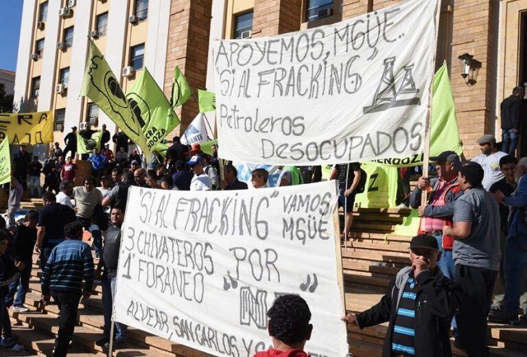 Cerca de 600 personas se reunieron esta mañana en el puesto de Barrancas y partieron en caravana hasta Casa de Gobierno, a donde arribaron cerca del mediodía.