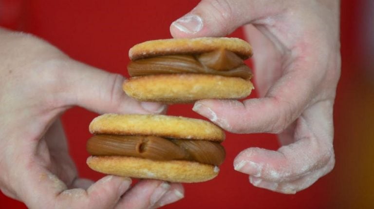 Alfajores cordobeses rellenos de dulce de leche y bañados en chocolae. Una delicia.