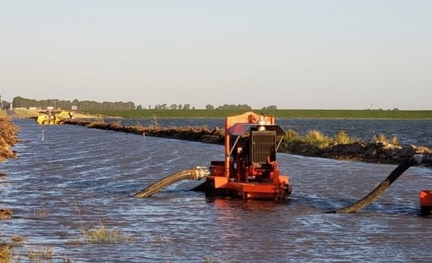 Continúan los trabajos para retirar el agua de la ruta 3