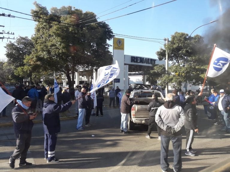 El corte de los trabajadores del Smata en la concesionaria Mediterráneo.