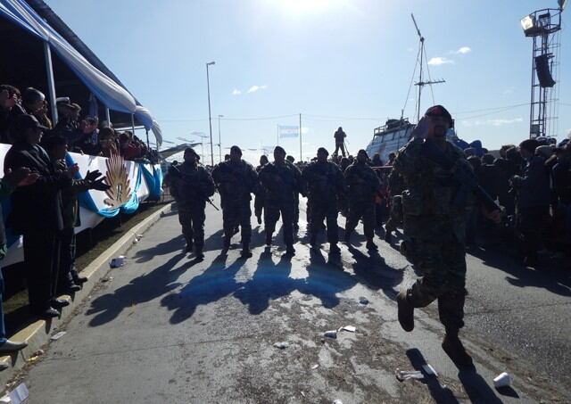 Desfile cívico militar en homenaje a los combatientes, Río Grande.