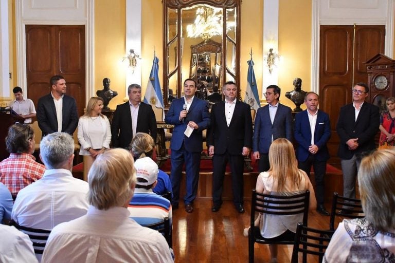 Entrega de subsidios en Casa de Gobierno