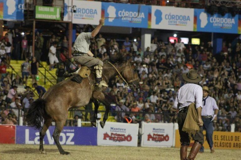 La secuencia completa del accidente que le costó la vida al jinete Norberto Cosutta en el Festival de Doma y Folclore de Jesús María.