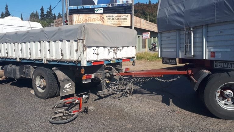 El conductor del rodado golpeó contra el acoplado. (Min. Seguridad)