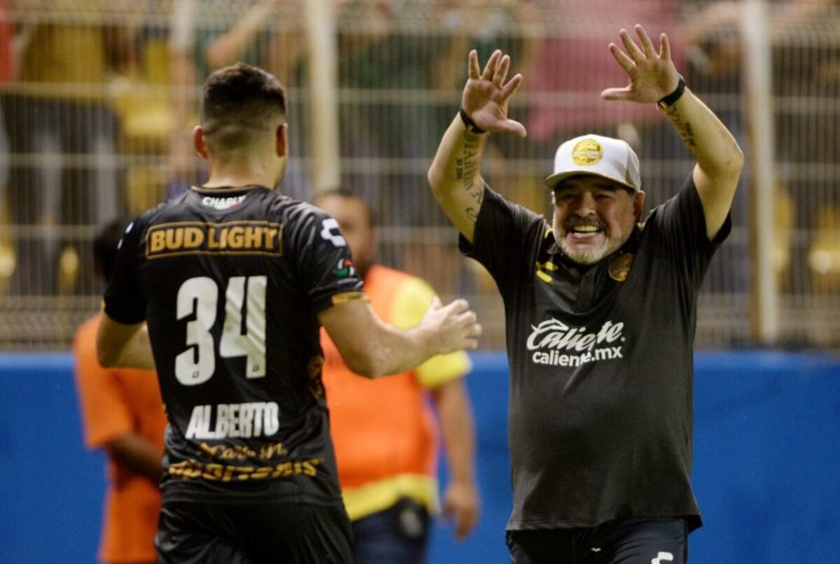 Diego Maradona debutó como DT del Dorados con una goleada aplastante