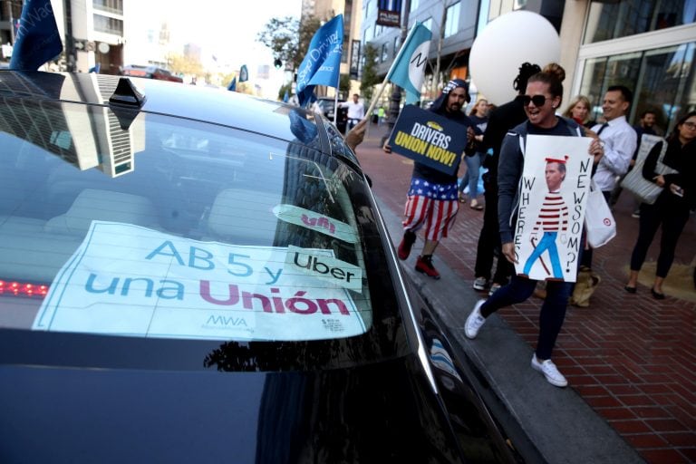 En esta foto de archivo tomada el 27 de agosto de 2019, los manifestantes afuera de la sede de Uber en San Francisco, California. Crédito: by Justin SULLIVAN / GETTY IMAGES NORTH AMERICA / AFP.