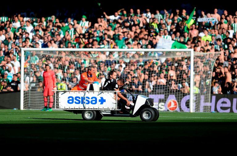 Gabriel Mercado, al salir lesionado en el empate 2-2 entre Sevilla y Betis. Fotos: AFP.