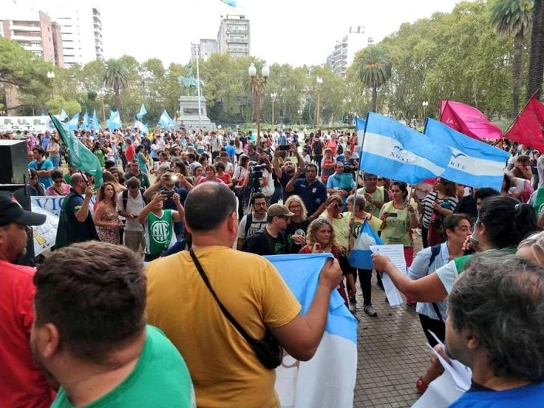 Masiva protesta sindical en Rosario contra el ajuste