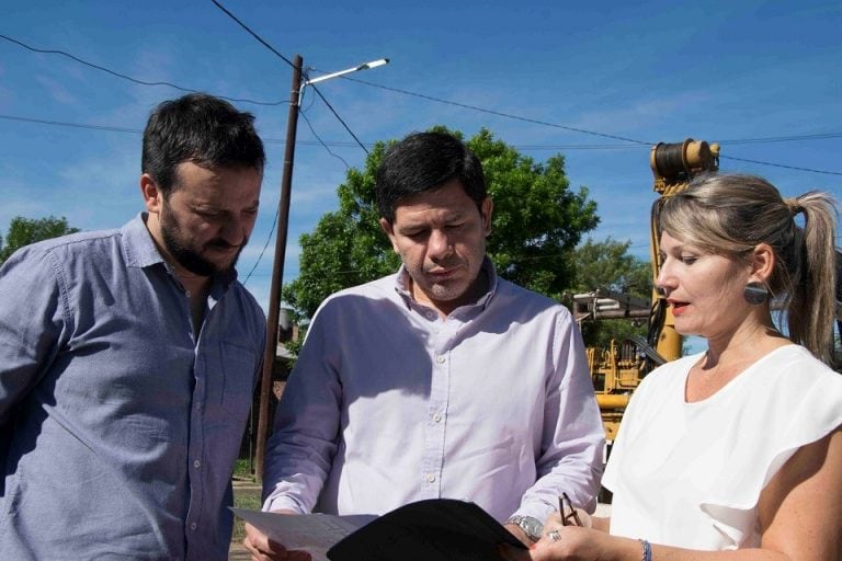 El ministro de Desarrollo Urbano y Ordenamiento Territorial, Guillermo Monzón, en conjunto con la vocal del Instituto de Desarrollo Urbano y Vivienda (IPDUV), Otilia Aguirre realizaron una recorrida de obra por los barrios San Antonio y El Porvenir.